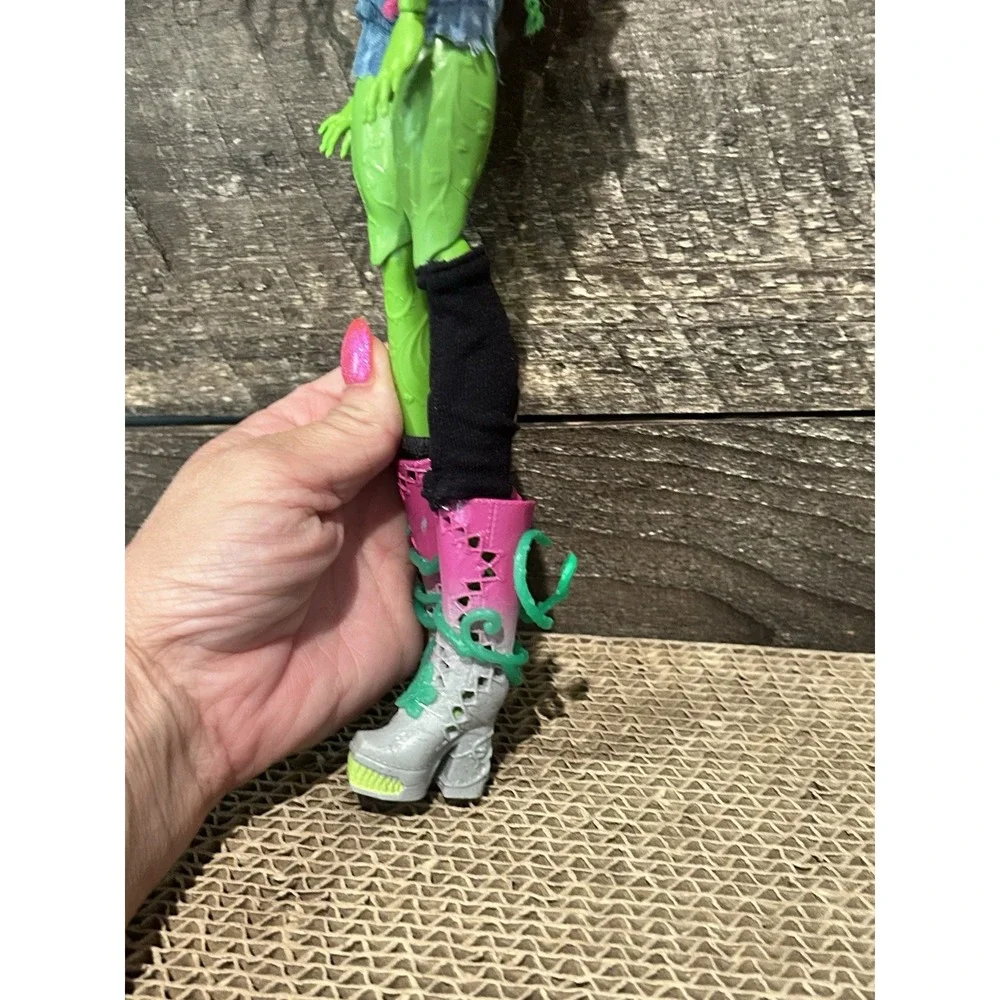 Monster High G3 Venus McFlytrap Core Fashion Doll Gen 3‎